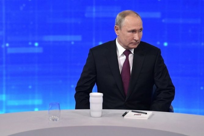 Общество: Визитку Путина времен работы в Петербурге выставили за 2 млн рублей