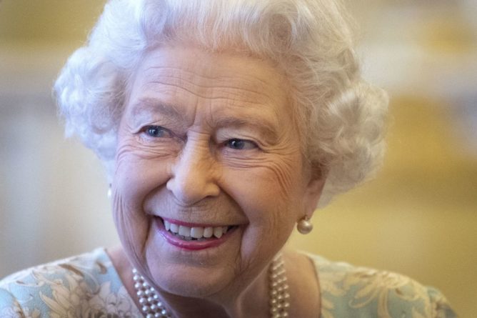 Общество: Британская королева убрала снимок Меган Маркл и принца Гарри со стола