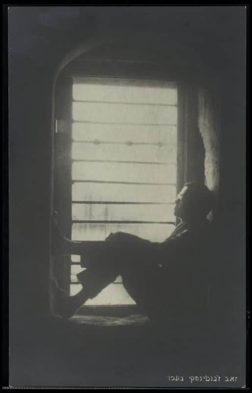 Жаботинский в своей тюремной камере в Акко, после его ареста британскими властями после палестинских беспорядков 1920 года.jpg