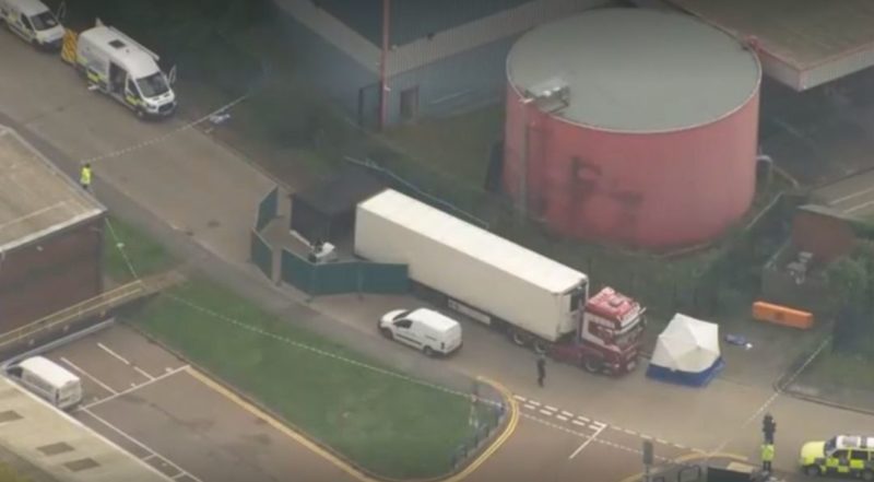 Общество: Видео с места обнаружения 39 тел в грузовике в Британии
