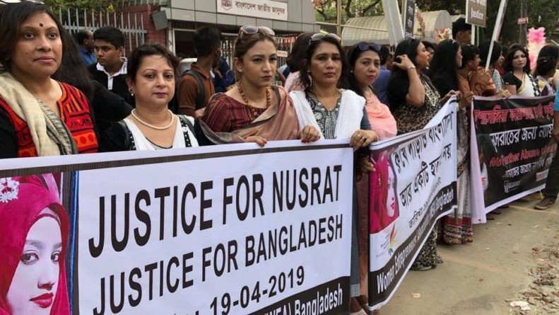 Общество: Суд в Бангладеш приговорил к казни 16 человек за сожжение студентки на крыше школы
