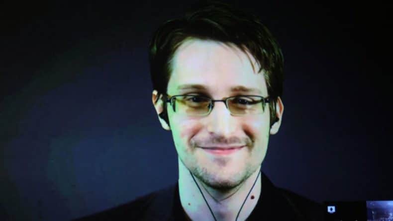 Общество: Сноуден рассказал, как «попал в ловушку» в России
