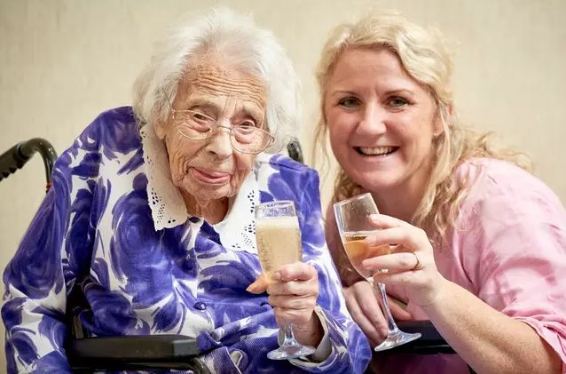 Общество: Секрет долголетия 108-летней женщины - в шампанском