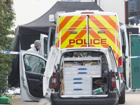 Общество: Водителя фургона в Британии обвинили в убийстве 39 человек