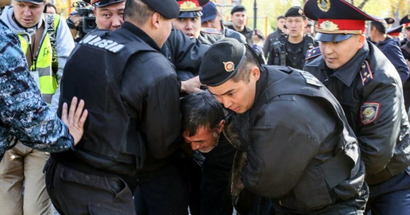 Общество: Полиция в Казахстане задержала десятки участников митингов