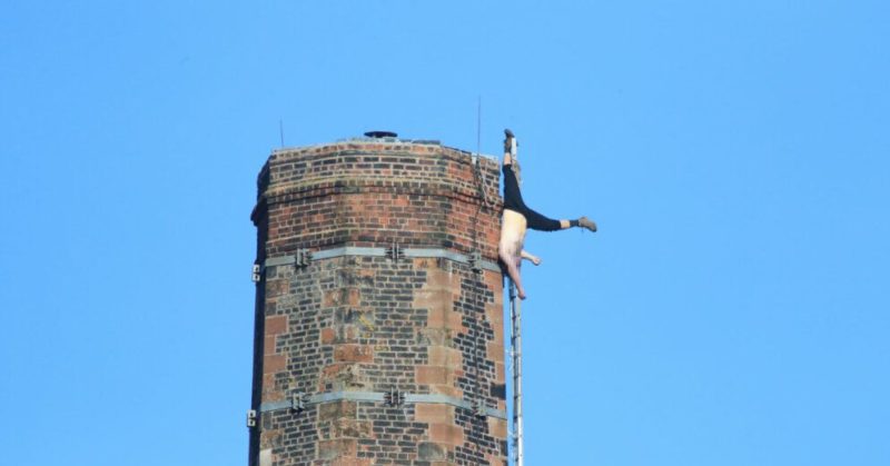 Общество: В Англии спасают мужчину, свисающего с вершины 90-метровой фабричной трубы