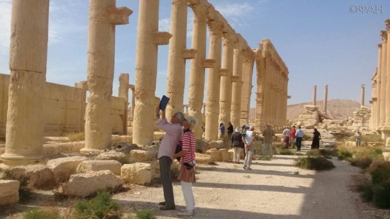 Общество: Группа туристов из Европы осмотрела разрушенные боевиками памятники Пальмиры