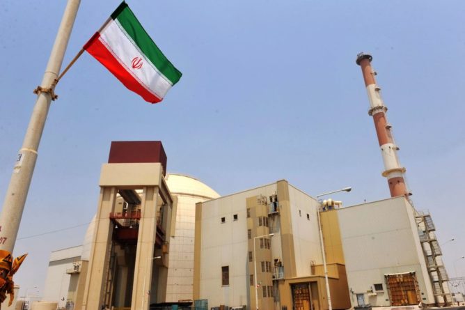 Общество: США снимут санкции против других стран за работу в Иране — Reuters