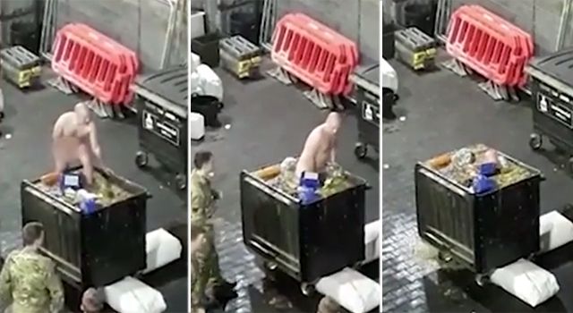 Общество: Видео: офицер голышом окунулся в бак с навозом у Букингемского дворца