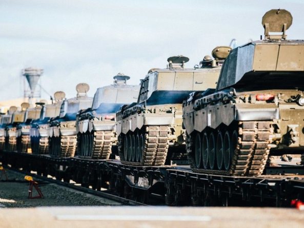 Общество: В Эстонию прибыла колонна боевой техники из Великобритании