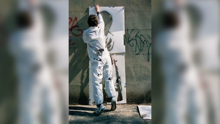Общество: В Сети появились фотографии уличного художника Бэнкси