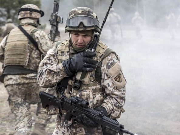 Общество: Бойцы НАТО пожаловались на преследование со стороны России