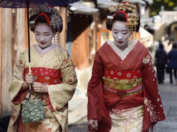 Общество: Туристам запретили фотографировать гейш в Киото