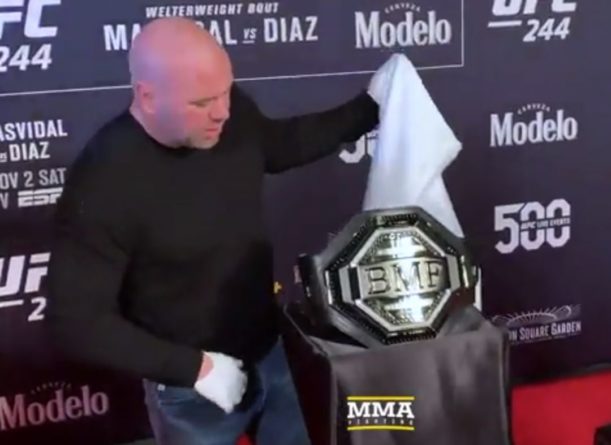 Общество: Глава UFC показал пояс для "главного мерзавца" с черными бриллиантами