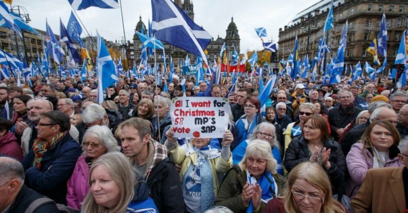 Общество: Тысячи шотландцев провели в Глазго демонстрацию за независимость