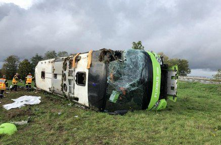 Общество: Автобус FlixBus, следовавший из Парижа в Лондон, опрокинулся во Франции