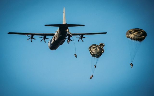 Общество: В Эстонии прошла тренировка британских парашютистов