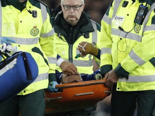 Общество: Футболист «Эвертона» получил страшную травму в матче чемпионата Англии
