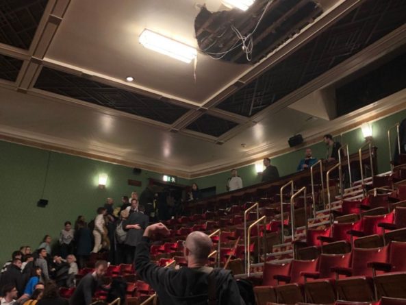 Общество: В лондонском театре Пикадилли во время спектакля «Смерть коммивояжера» обрушился потолок