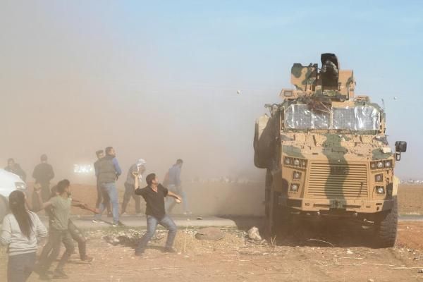 Общество: СМИ: Турецкий патруль открыл огонь по протестующим у сирийского Кобани
