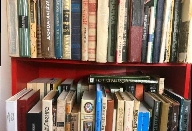 Общество: Книжная полка советского еврея