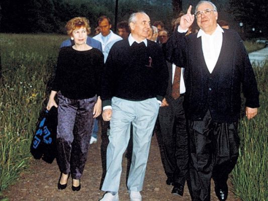 Общество: Советский дипломат: Горбачев продал ГДР Колю по совету жены