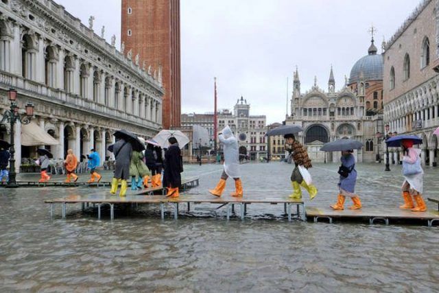 Общество: В Венеции настоящая катастрофа: более 80% суши находится под водой (ФОТО)