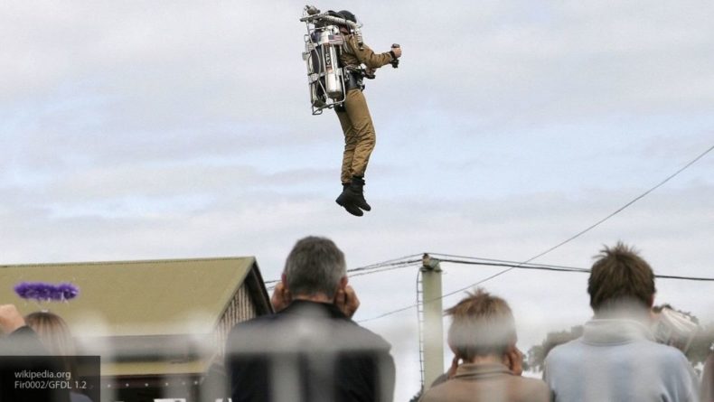 Общество: Британец летал над Ла-Маншем с помощью реактивного костюма