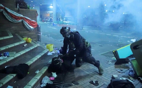 Общество: Полиция штурмует политех Гонконга: 500 активистов ведут позиционную войну
