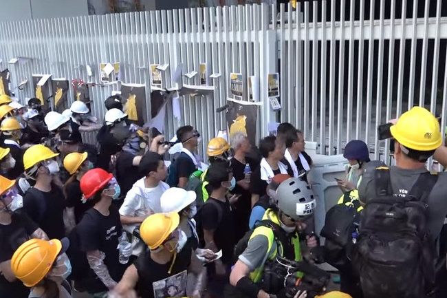 Общество: В Гонконге оппозиция и власть начали бороться за места в муниципалитетах