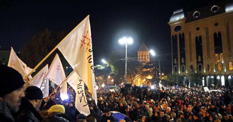 Общество: Полиция применила водометы для разгона протестующих в Тбилиси