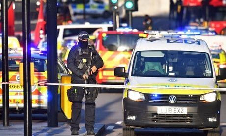 Общество: В центре Лондона мужчина напал с ножом на прохожих
