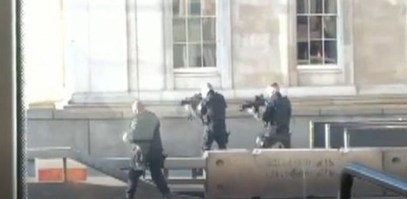 Общество: В центре Лондона неизвестный напал с ножом на прохожих