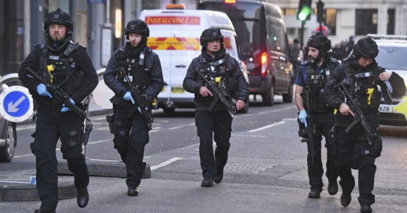 Общество: Теракт на Лондонском мосту. "Обыкновенные герои" из прохожих скрутили нападавшего