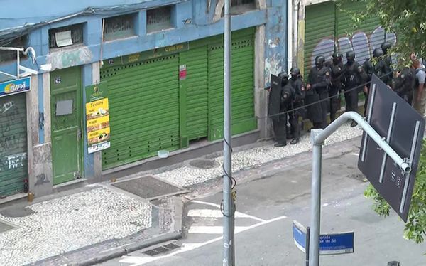 Общество: Вооруженный мужчина захватил заложников в баре в Рио-де-Жанейро