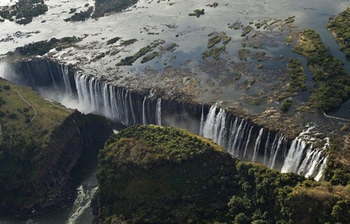 Общество: Водопад Виктория в Африке обмелел до рекордного уровня