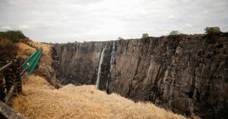 Общество: ФОТО: Водопад Виктория обмелел до тонкой струйки