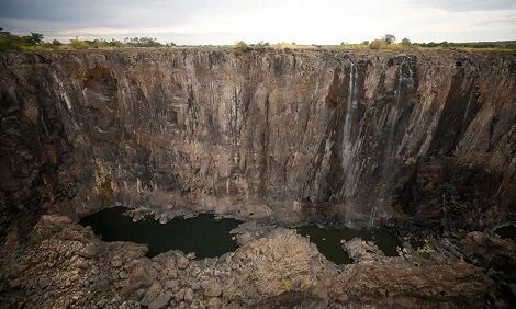 Общество: Из-за сильной засухи знаменитый водопад Виктория обмелел до ручейка (ФОТО)