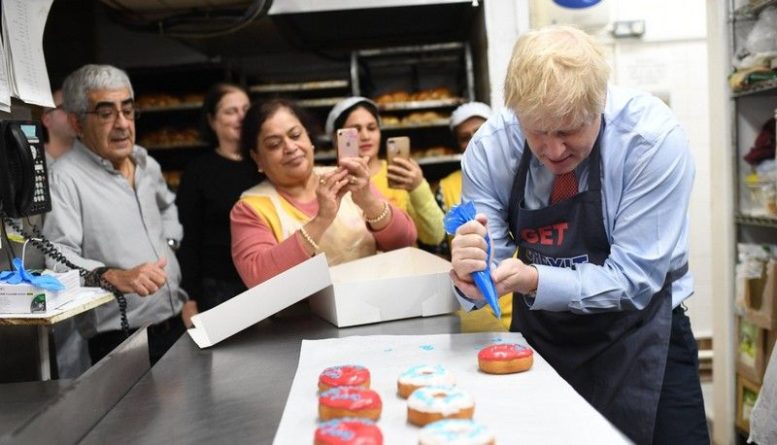 Общество: Борис Джонсон на один день стал продавцом кошерных пончиков