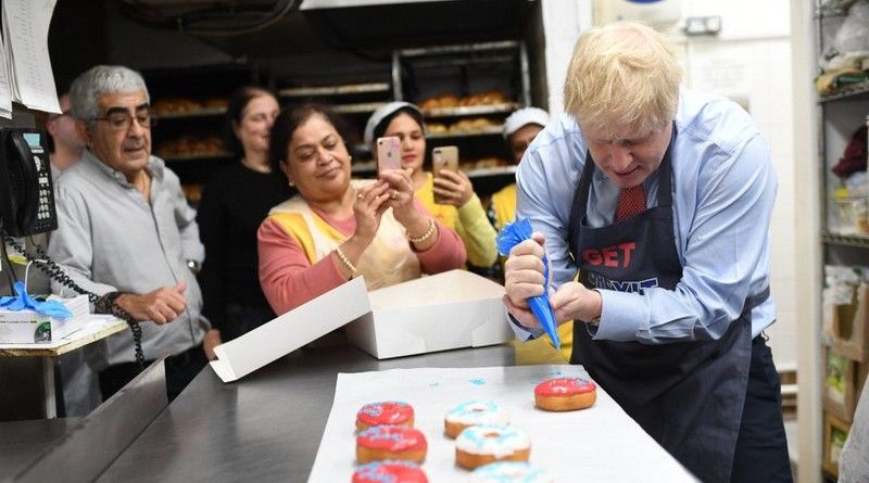 Борис Джонсон на один день стал продавцом кошерных пончиков 08122019 Общество: Борис Джонсон на один день стал продавцом кошерных пончиков