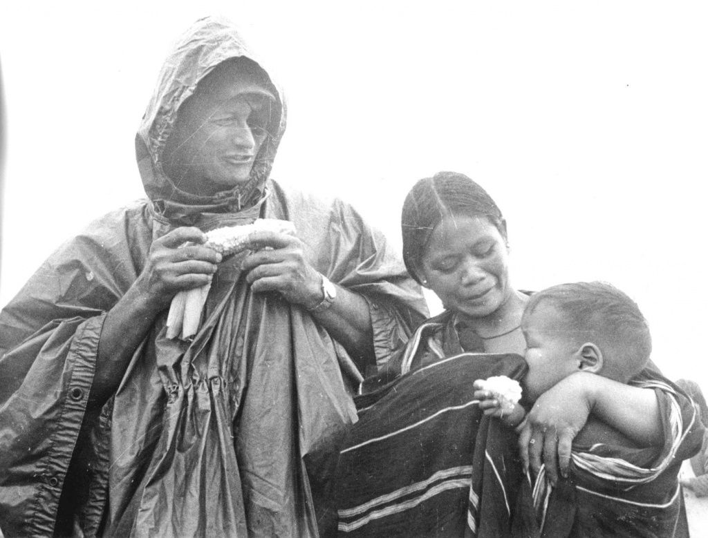 Моше Даян делится зерном с местной семьей во Вьетнаме, август 1966 года.jpg