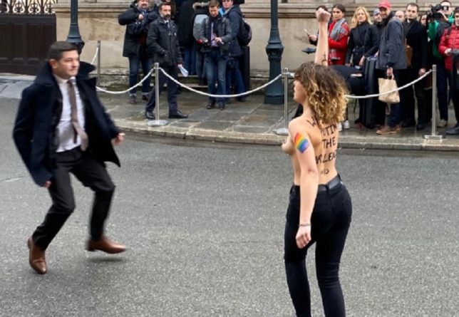 Общество: "Добро пожаловать, военный преступник!": в Париже Путина встречали обнаженные активистки Femen