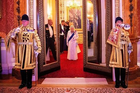 Общество: Кейт Миддлтон и принц Уильям на приеме в Букингемском дворце (ФОТО)