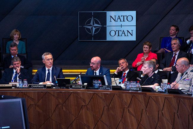 Общество: НАТО разорвало на кусочки от противоречий