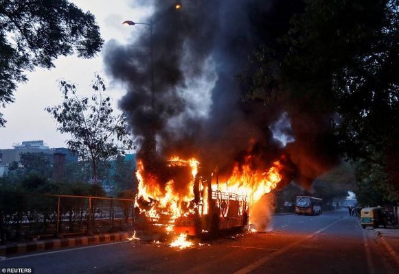 Общество: Протесты студентов в Индии: пострадали более 50 человек