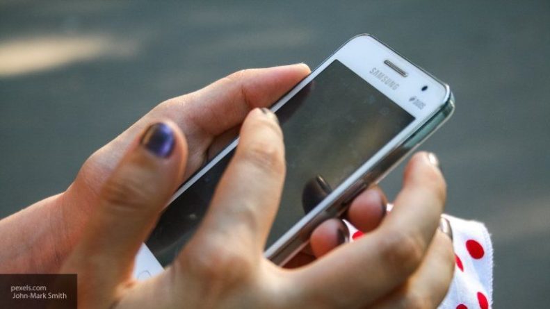 Общество: Специалисты утверждают, что ночной режим смартфона опасен для пользователей