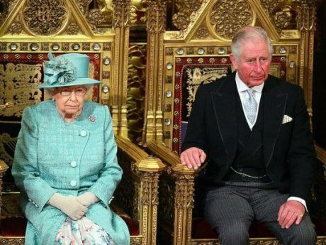 Общество: Принц Чарльз уснул, пока королева Елизавета II произносила речь (ВИДЕО)