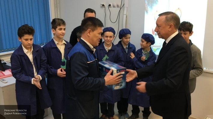 Общество: Беглов посетил школу №525 и подарил ученикам шлифовальный станок