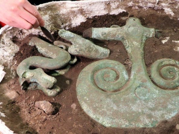 Общество: В Дании нашли древние бронзовые изделия: человека в рогатом шлеме и змей с лошадиными головами