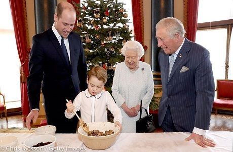 Общество: Фото дня: четыре поколения королевской династии во главе с Елизаветой II готовят рождественский ужин